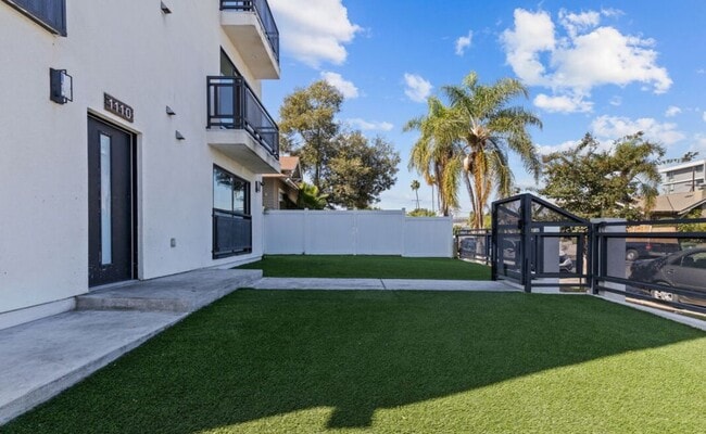 Building Photo - 1112 W 40th Pl