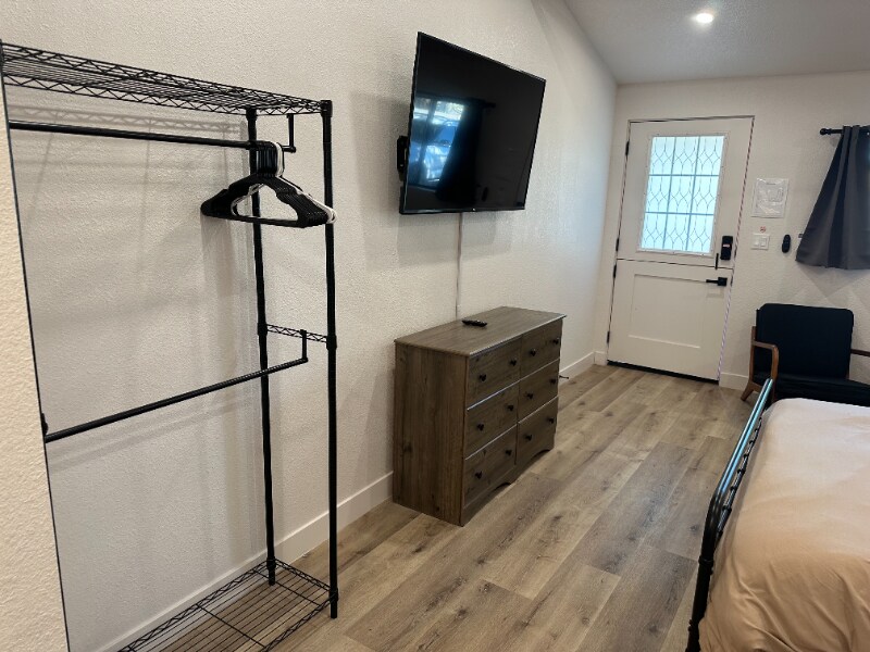 Foto principal - 858 E White Mountain Blvd