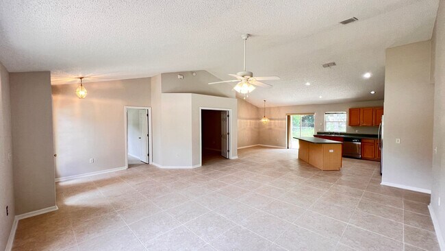 Foto del edificio - Available now! Beautiful 3 Bd/2 Ba Home with a spare room!