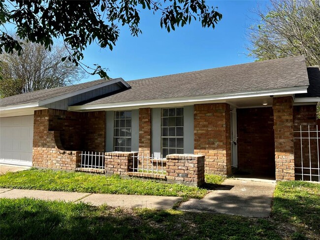 Building Photo - 1026 Fallbrook Dr