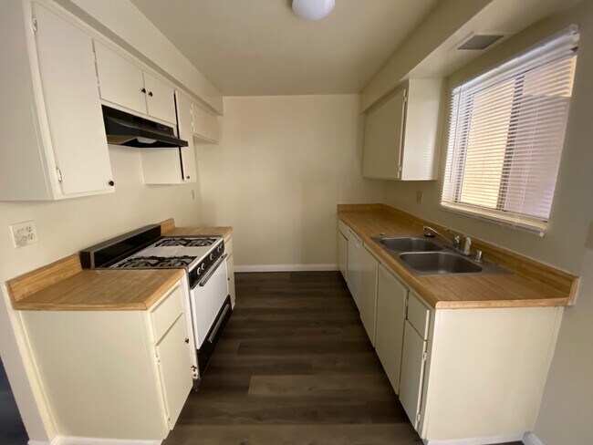 Building Photo - 7921 MacDonald Dr