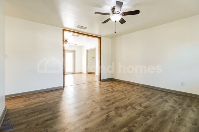 Foto del edificio - Beautiful lake views with this renovated 4 bedroom / 1.5 bath home with almost 1,379 sq feet of s...