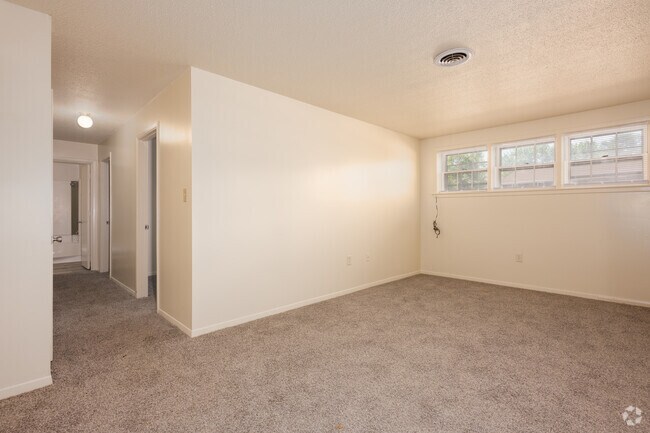 2 habitaciones, 1 baño - 1003 pies cuadrados - Sala de estar - Highland Heights Apartments