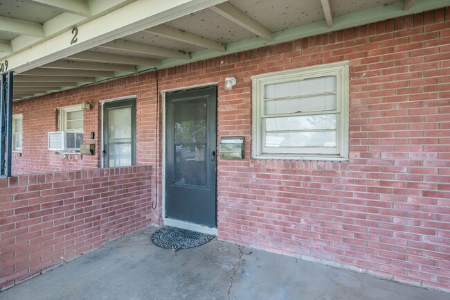 Building Photo - 2 Bedroom near the Square