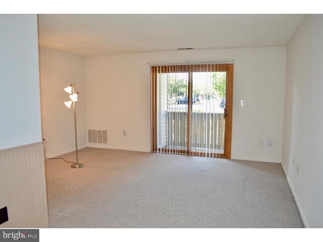Foto del edificio - 909 Ravens Crest Dr