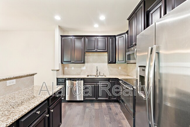 Foto del edificio - 2455 Silverthorn Dr
