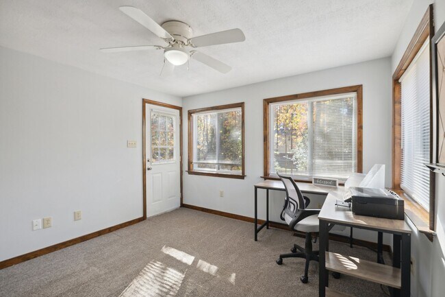 Building Photo - Spacious 3/2.5 w/ large fenced backyard