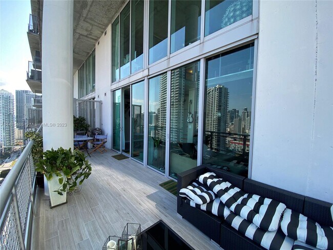 Foto del edificio - 690 SW 1st Ct
