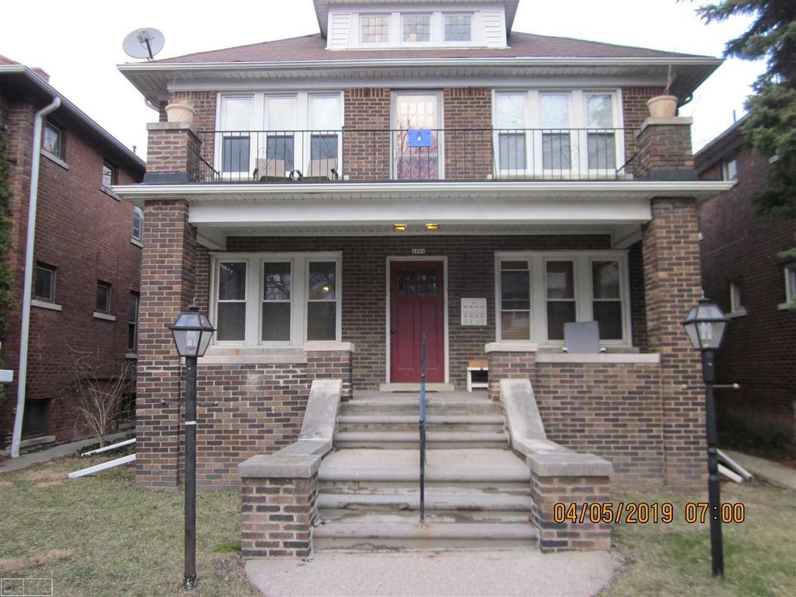 Primary Photo - 1088 Beaconsfield Ave