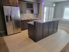 Building Photo - 605 NE Dellwood Dr