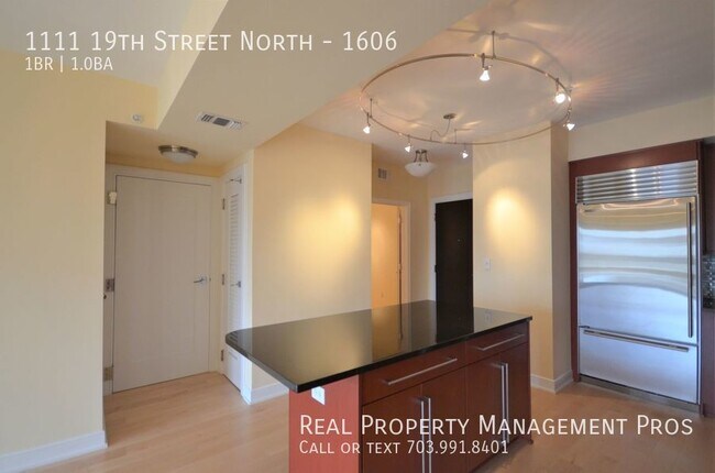 Building Photo - Luxury 1 Bed + Den in Rosslyn!