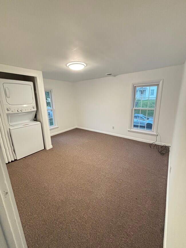Dormitorio con lavadora - 257 W 1st St