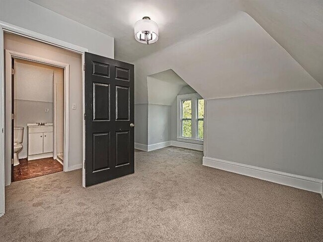 Foto del edificio - Stately Luxury Living in Schenley Heights ...