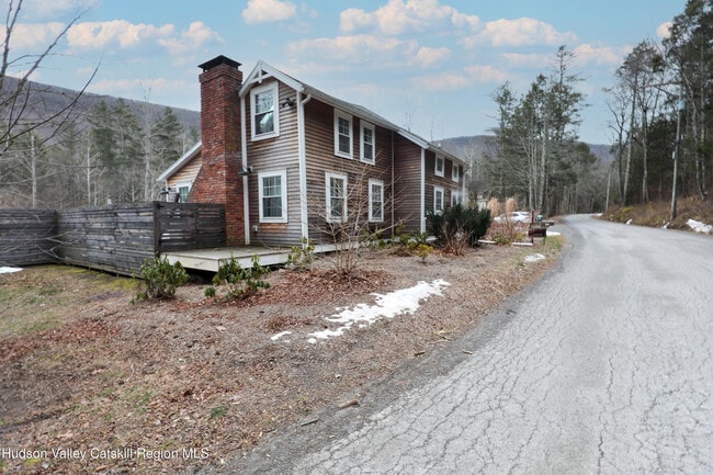 Foto del edificio - 683 Woodland Valley Rd