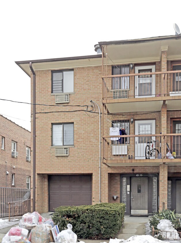 Foto del edificio - 61-35 168th St