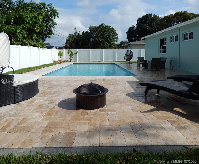 Foto del edificio - 835 NE 174th St