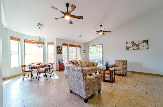 Building Photo - 1549 E Judi Dr