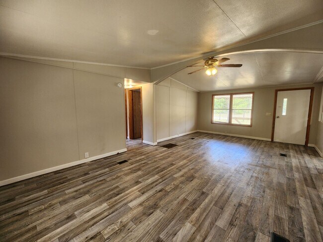 Foto del edificio - 3 bed, 2 bath on 1/3 Acre of FENCED land.