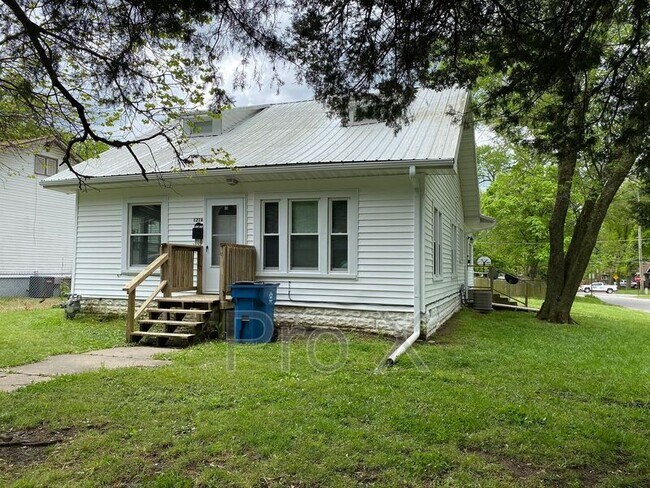 Building Photo - 121 W. Jackson Apt A