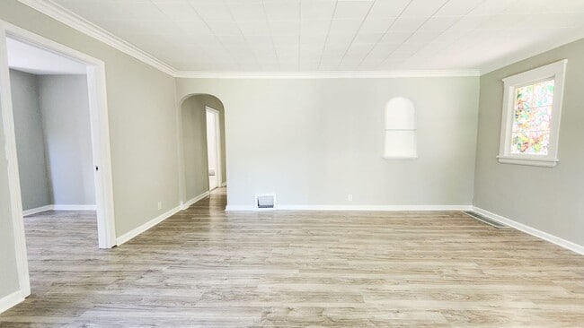 Building Photo - Adorable 3 bedroom, 2 single family