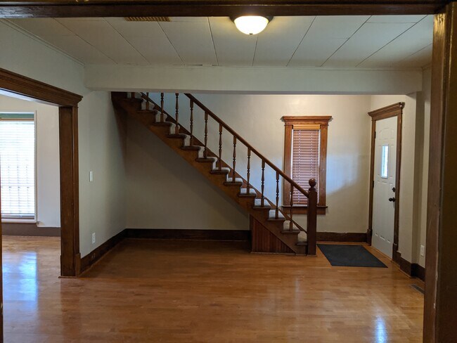 Foto del edificio - 208 W 2nd Ave