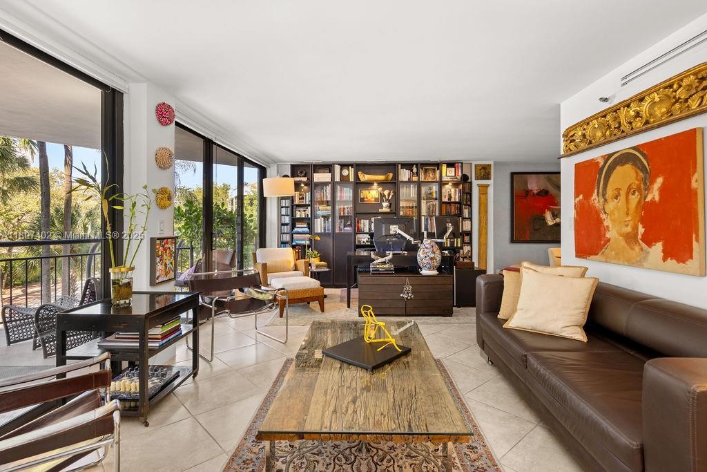 Foto principal - 2843 S Bayshore Dr