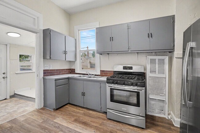 Building Photo - Charming 2 Bed / 1 Bath Duplex with Private Yard & Off-Street Parking