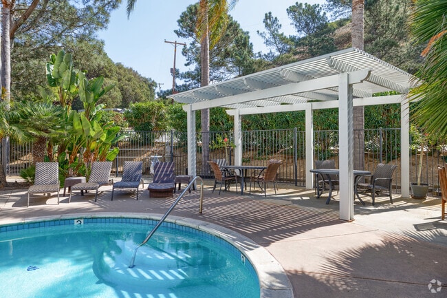 Área de descanso de la piscina - La Jollan Apartments