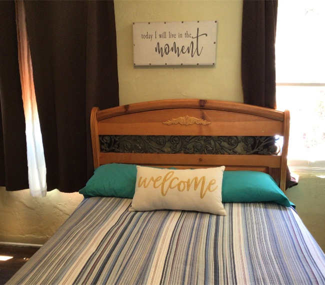 Fully furnished - 2596 Adelbert Ave