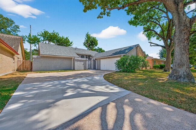 Building Photo - 5054 Pine Cliff Dr