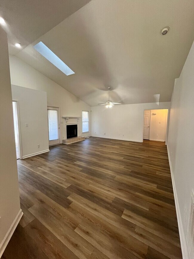 Building Photo - 218 Silver Oaks Dr