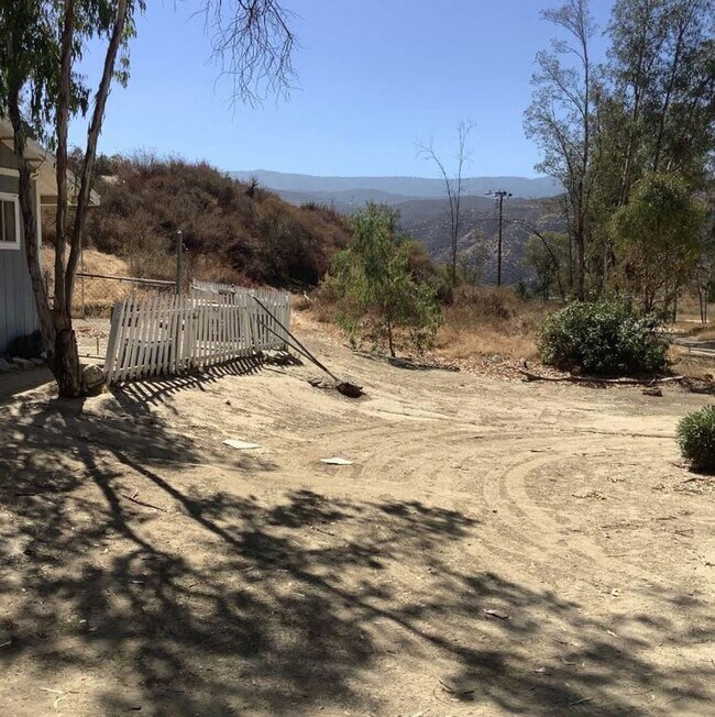 Foto del edificio - 43930 White Mountain Rd