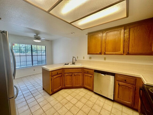 Building Photo - Bright, Beautiful & Upgraded – Townhome Re...