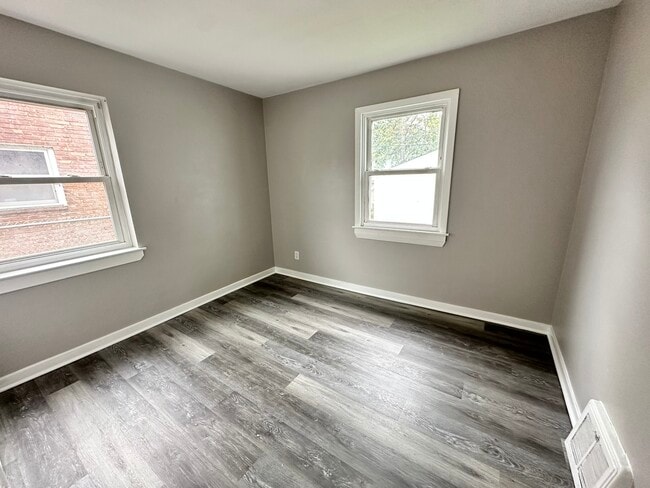 Building Photo - 1581 Kenilworth Dr