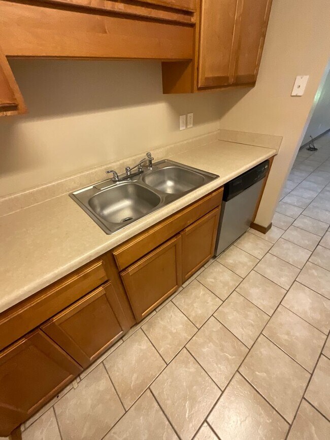 Building Photo - Well maintained 2 bedroom 1 bath duplex ~ ...