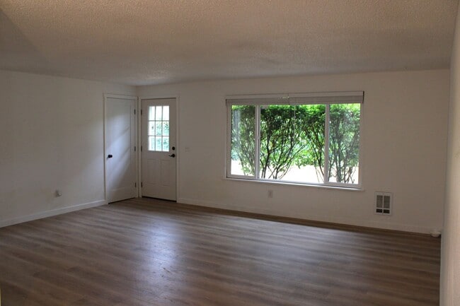 Building Photo - Updated 2 Bedroom Duplex with Garage and P...