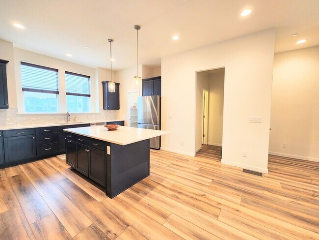 Building Photo - Enchanting and modern 3 bedroom, 3.5 bathr...