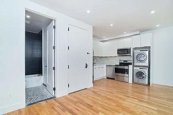 Building Photo - 3215 Clarendon Rd