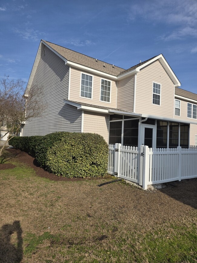 Photo - 1041 Fairway Ln Townhome