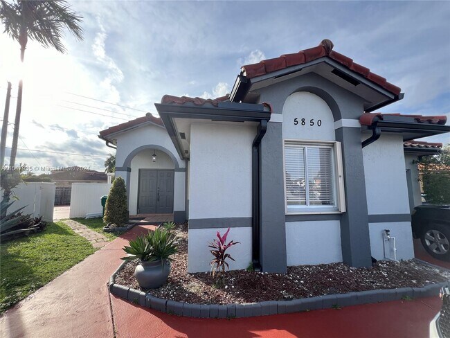 Building Photo - 5850 SW 156th Ct