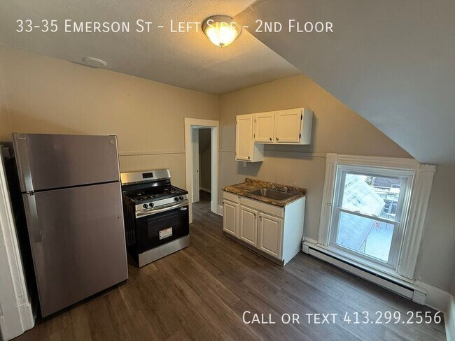 Foto del edificio - 33-35 Emerson St-Left Side - 2nd Floor