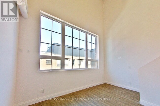 Building Photo - 220 Dundurn St S