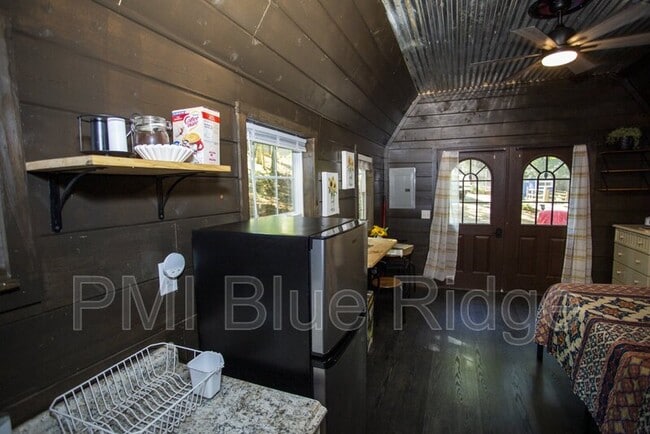 Building Photo - 2630 Grassy Knob Road
