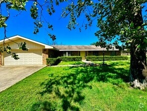 Building Photo - 104 Oakview Dr