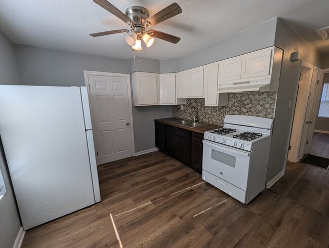 Building Photo - Cutest Corner Lot - Section 8 Friendly
