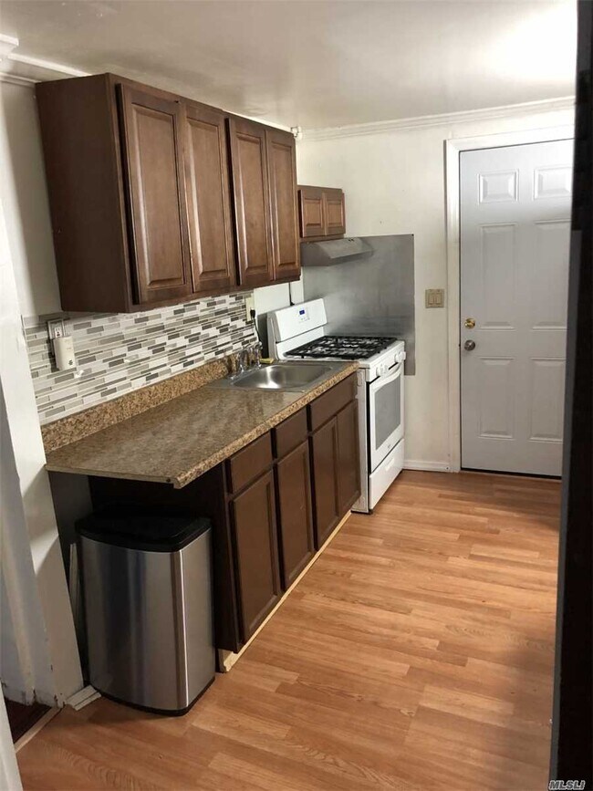 Foto del edificio - 1009 Commack Rd
