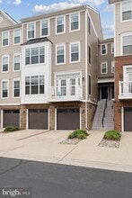 Building Photo - 42227 Canary Grass Square