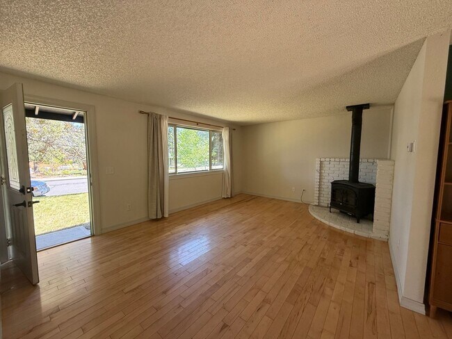 Foto del edificio - Beautiful 3 Bed/1 Bath Home with Large and Fenced Backyard - SE Bend