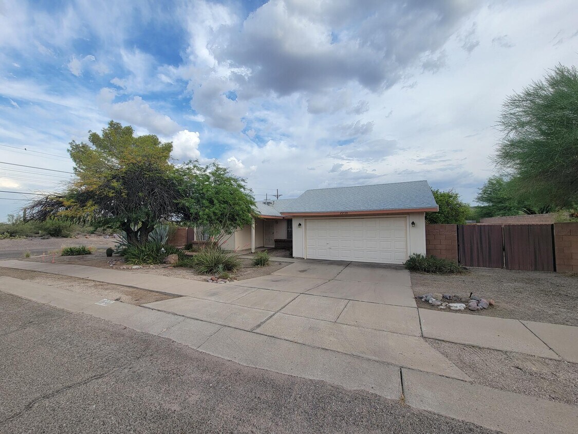 Primary Photo - 2230 S Greasewood Rd