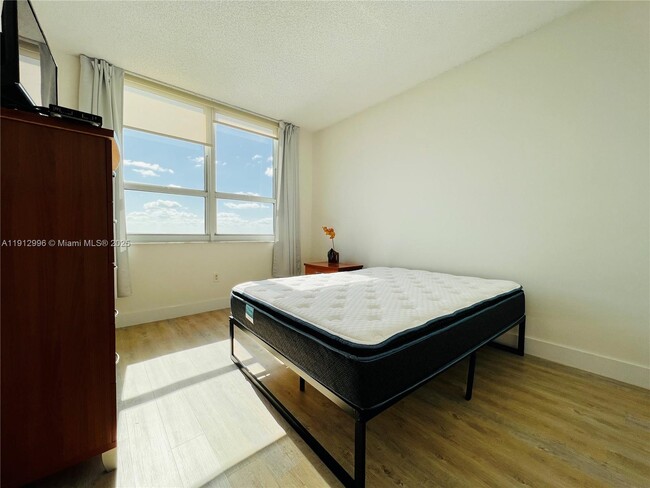 Building Photo - 1155 Brickell Bay Dr